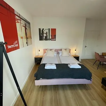 Terminal Family Airport Hostel *