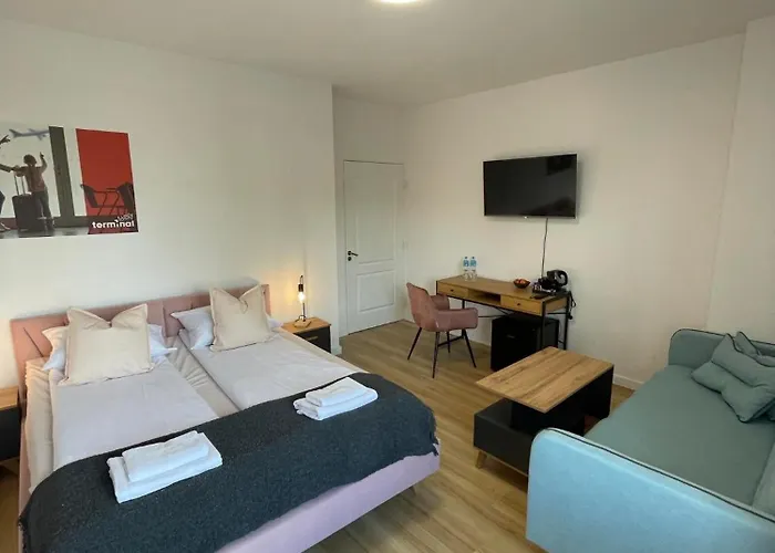 Terminal Family Airport Vandrarhem *